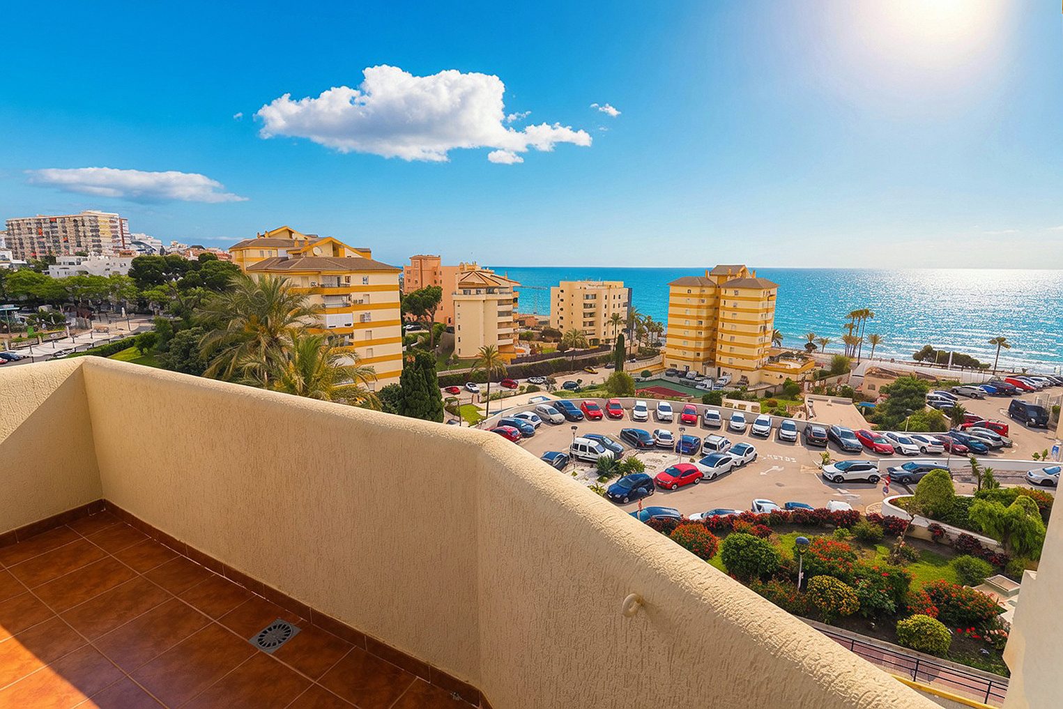 Terraza del apartamento con vistas al mar en Benal Beach